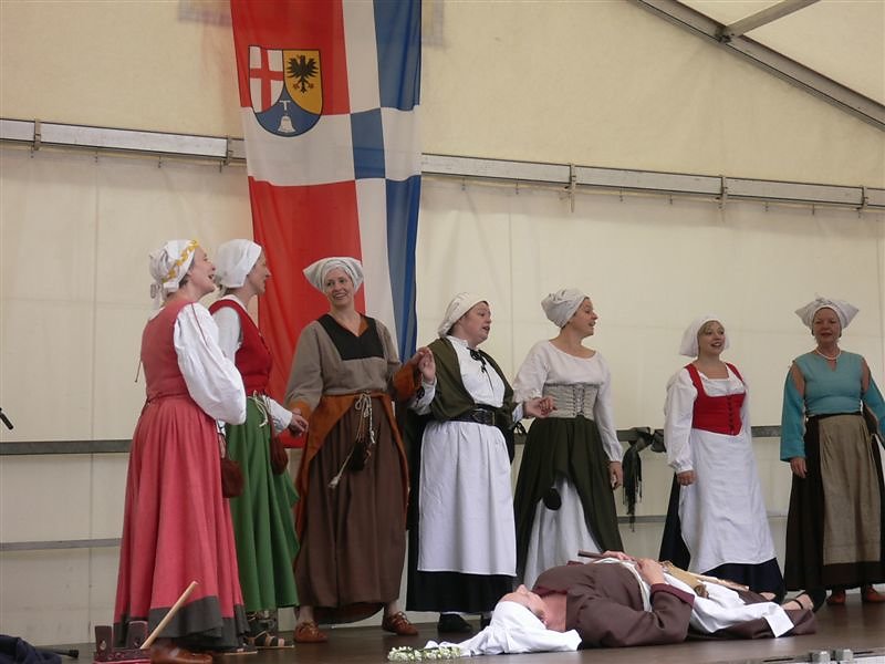 1000jahreliebshausen004.jpg Danza Vosolvia